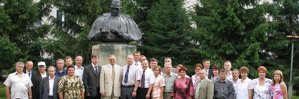 Коллектив Марийского НИИСХ перед памятником Мосолову